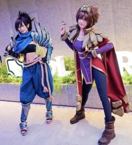 doremis genderbender cosplay of yasuo from league of legends a super cute pose with a friend