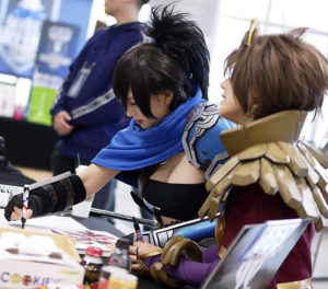 doremis genderbender cosplay of yasuo from league of legends signing autographs pose