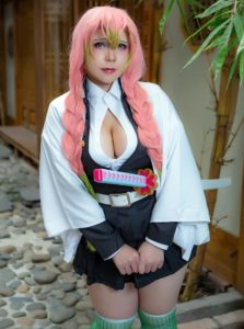 uy uys cosplay of mitsuri kanroji from demon slayer a thick and ultra sexy pose