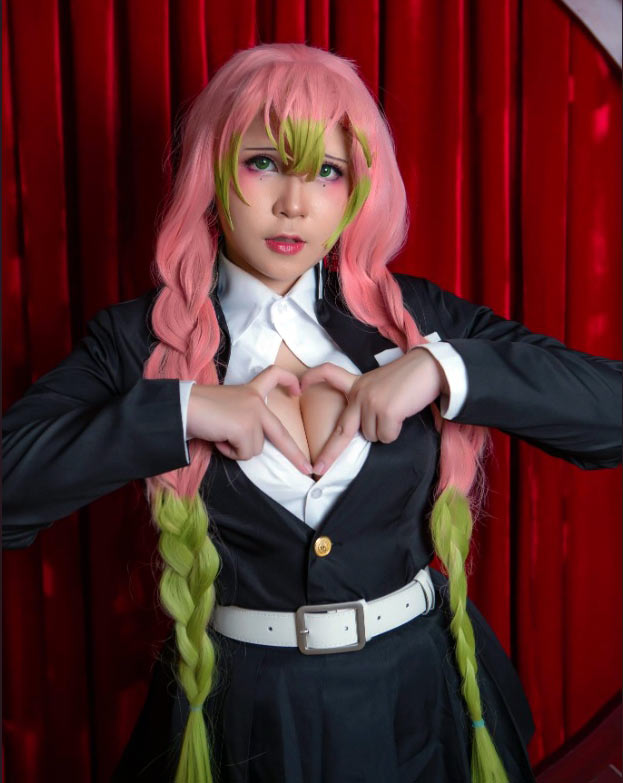 uy uys cosplay of mitsuri kanroji from demon slayer a thick and sexy pose.